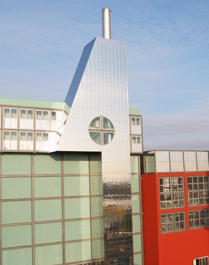 L'immagine mostra una torre dall'esterno dell'impianto di Forlì.