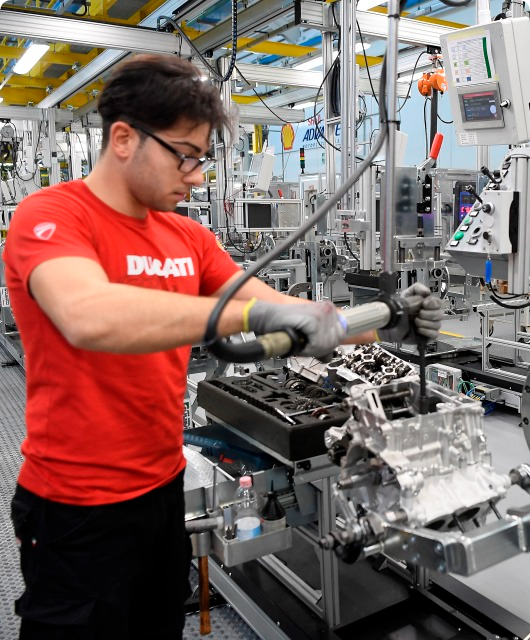 Dipendente Ducati al lavoro