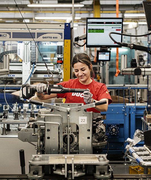 Dipendente Ducati al lavoro