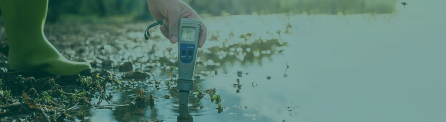 L'immagine mostra la mano di un operatore che immerge nel terreno uno strumento elettronico