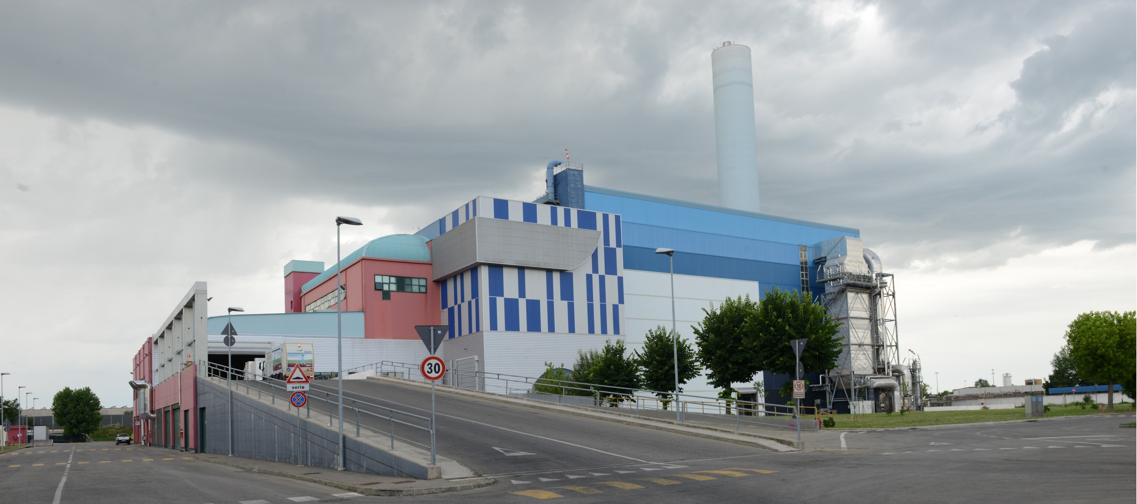 Vista dall'esterno dell'impianto del Termovalorizzatore di Modena